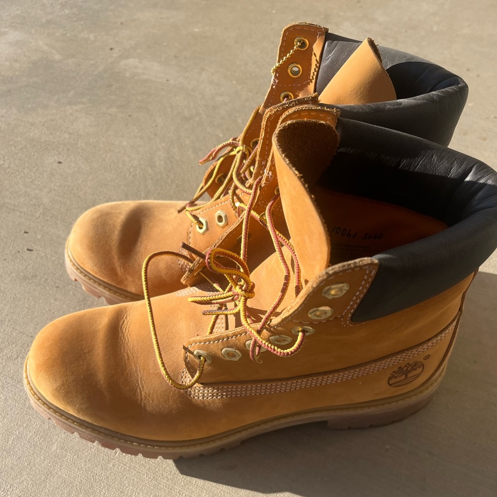 Timberland (Boots)-(Suede)-(Brown)-(Size 9.5) (Pre-owned)-(New Condition)-$90